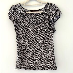 The Limited Black and White Fitted Ruched Cap Sleeve Blouse Size M